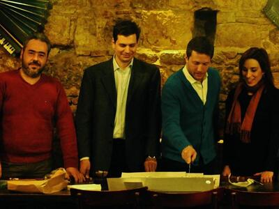 Δείτε στιγμιότυπα από την κοπή της πίτας...