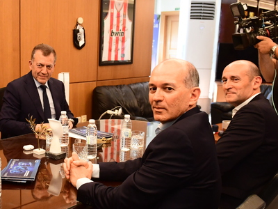 Οι αδερφοί Αγγελόπουλοι στο γραφείο του ...