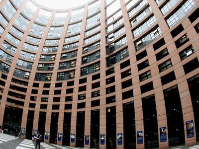 Το Ευρωπαϊκό Κοινοβούλιο ενέκρινε με πλε...