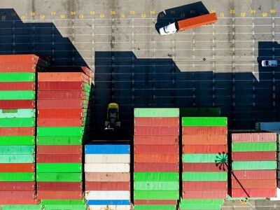 Ο Τραμπ χαιρετίζει την επανεκκίνηση των ...