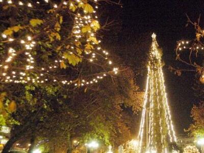 Πυρετωδώς ετοιμάζουν το Χριστουγεννιάτικ...