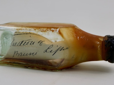 Zωγράφος ανακάλυψε μήνυμα 122 ετών μέσα ...