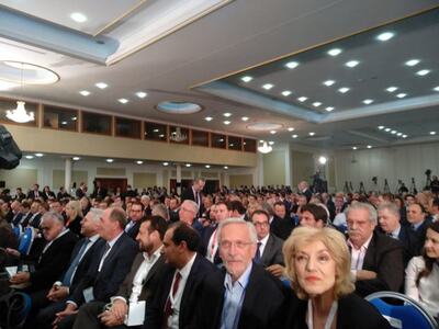 Ο Γιώργος Ρώρος ανάμεσα στη Σια Αναγνωστ...