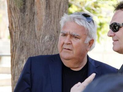 Δείτε τον Πασχάλη Τερζή να ποζάρει με γκλίτσα!