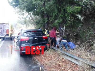 Μέλη πληρώματος του ΕΚΑΒ, παρέχουν τις π...