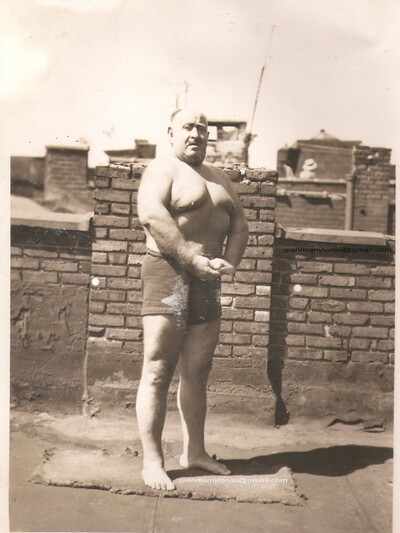 Εδω σε φωτογραφια του 1941 στην ταρατσα ...