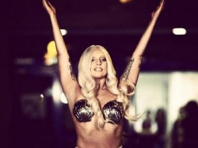 Η Lady Gaga γυμνή στην σουίτα της