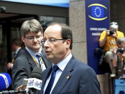 Διαφωνούν Ολάντ - Μέρκελ για νέα βοήθεια...