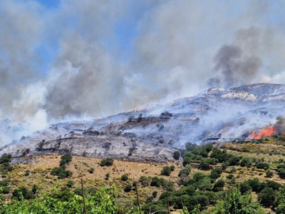 Νάξος: Συνεχίζεται η μάχη με τις φλόγες