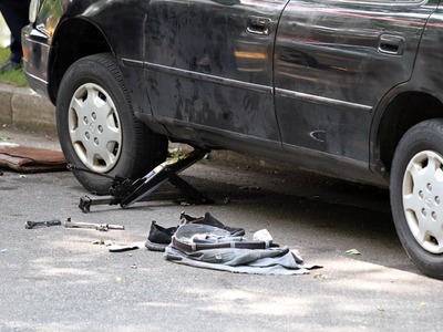 Όχημα ξέφυγε από τον γρύλο κι έπεσε πάνω...