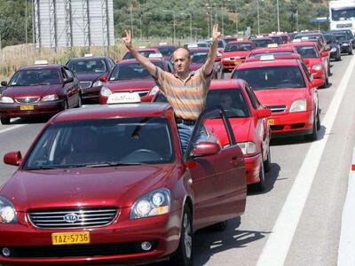 Πάτρα: Έξω από το Δημαρχείο οι ταξιτζήδε...