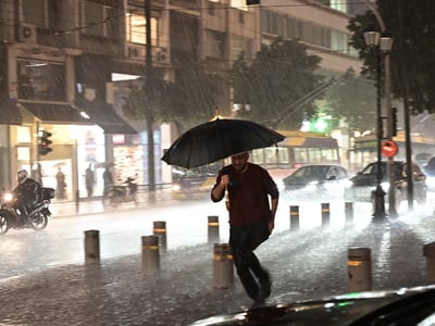 Κακοκαιρία Byron: Ισχυρή καταιγίδα και κ...