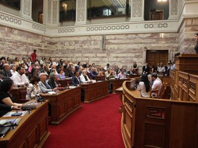 Η Βουλή ζητά τα ονόματα των δημοσιογράφω...