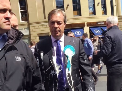 Περιέλουσαν με μιλκσέικ τον Νάιτζελ Φάρα...