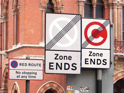 Η Βρετανία αφαιρεί πινακίδες δρόμου...