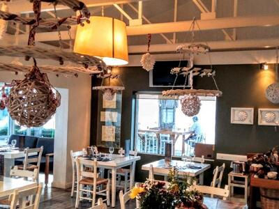 Επισκεφτήκαμε το πρώτο μαγαζί που διακοσ...