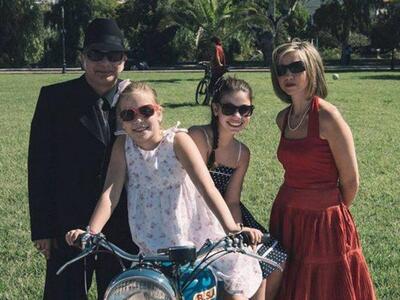 Πάτρα: Φοράνε κοστούμια εποχής και καβαλ...