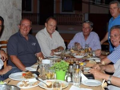 Kαραμανλής και Νατάσσα χαλαρώνουν με φίλ...