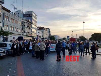 Πάτρα: Έκαψαν τη σημαία του ΝΑΤΟ τα μέλη...