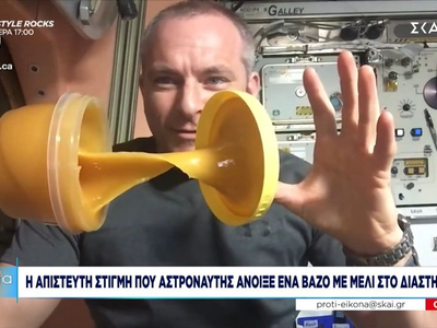 Η απίστευτη στιγμή που αστροναύτης άνοιξ...