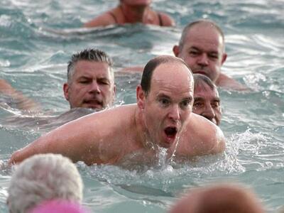 Ο πρίγκιπας Αλβέρτος βούτηξε σε παγωμένα...