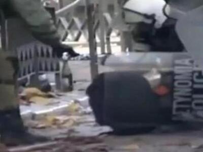 Το ΒΙΝΤΕΟ με τους αστυνομικούς που βάζου...