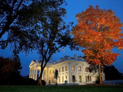 Η νύχτα πέφτει στον Λευκό Οίκο.