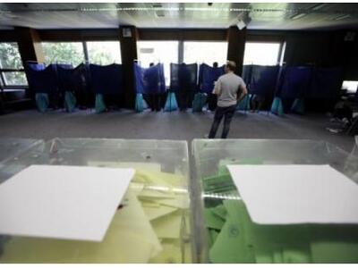 Μοίραζαν ψηφοδέλτια μέσα σε εκλογικά κέν...
