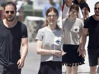 Κάνει βουτιές στην Σαντορίνη με την καλή...