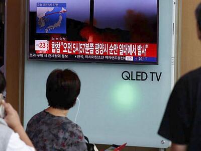 Η Βόρεια Κορέα μεταφέρει έναν πύραυλο, π...