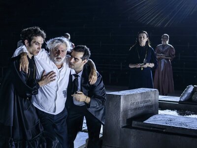 Στο θέατρο Φλόκα στην Αρχ. Ολυμπία στις ...