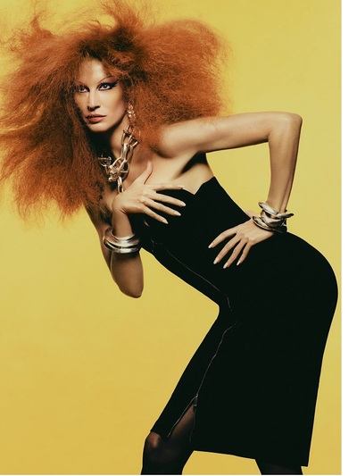 Mε φόρεμα Off White και κοσμήματα Patric...