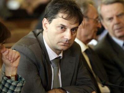 Απολυμένη καθαρίστρια του Υπ. Οικονομικώ...