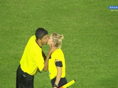 Διαιτητής φίλησε στο στόμα την επόπτη κα...