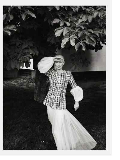 Η Τίλντα με total Chanel look