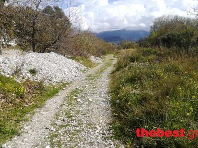 Το μονοπάτι παραπλεύρως του Χαράδρου