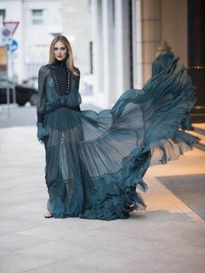 Με εκπληκτική τουαλέτα Roberto Cavalli