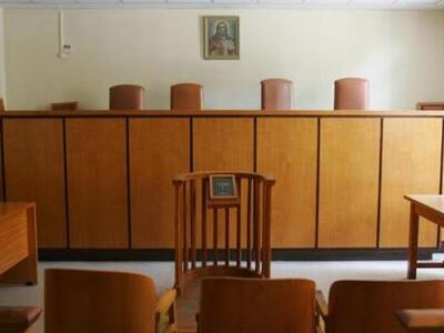 Καταργεί την έδρα του Διοικητικού Πρωτοδ...