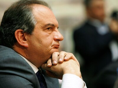 Πιέζουν τον Καραμανλή να μιλήσει δημοσίως 