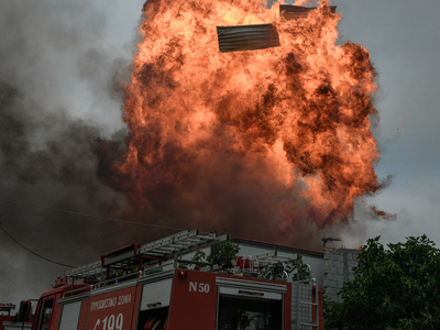 Φωτιά στην Αττική: Καίγονται σπίτια στην...