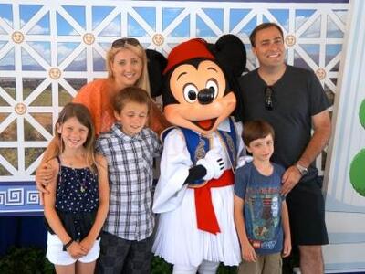 Ο Μίκυ Μάους τσολιάς στην Disneyland - Δ...