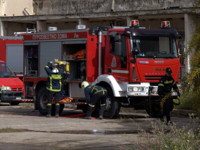 Πάτρα Έπεσε δέντρο , επί τόπου η πυροσβεστική