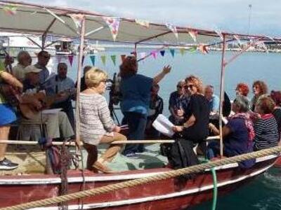 Με μεγάλη επιτυχία η πρώτη βαρκαρόλα στη...