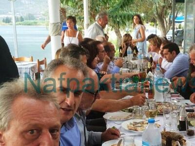 Σε ψαροταβέρνα του Αντιρρίου ο Αλέξης Τσ...