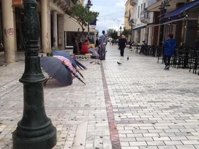 Πάτρα: Ανήμερα Χριστούγεννα το παρεμπόρι...