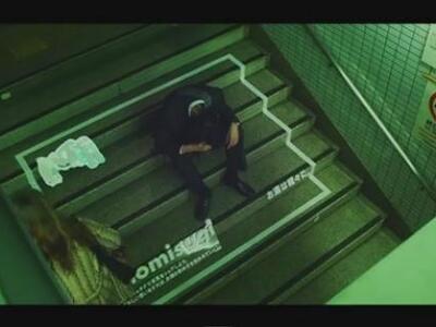 Φωτογραφίζουν όσους λιποθυμούν στο δρόμο...