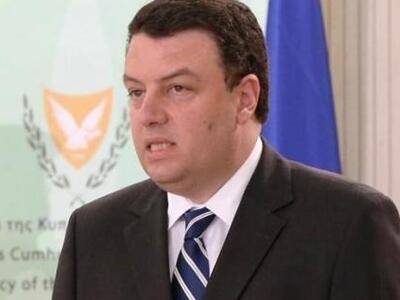 Αγωνία για την υγεία του υπουργού Άμυνας...