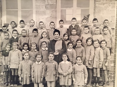 Στο σχολείο ως δασκάλα, με τους μαθητές της