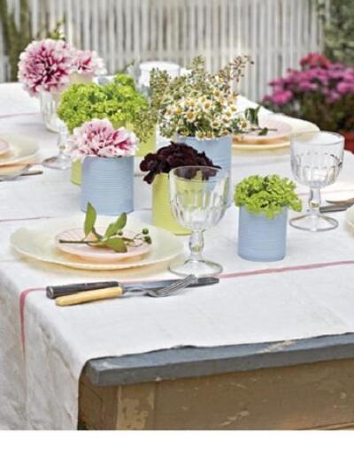 Μικρά μπουκετάκια από τον κήπο σε απλά τενεκεδάκια