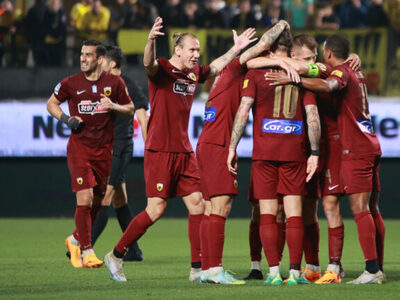 Αγκαλιά με το πρωτάθλημα η ΑΕΚ που πέρασ...